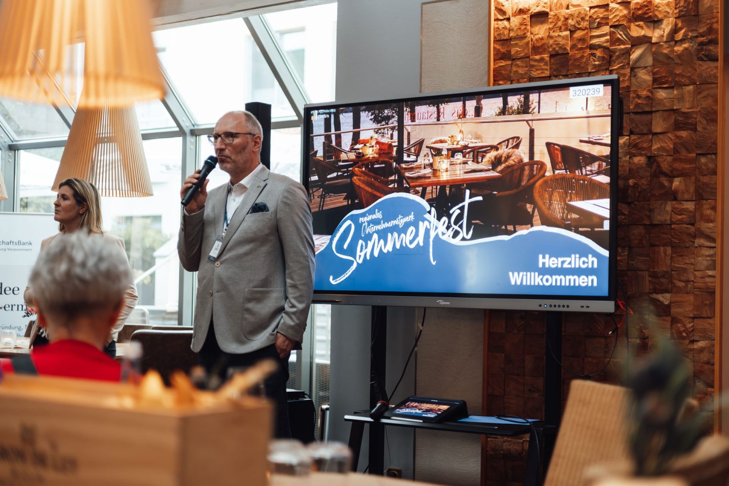 Reimo Boese bei der Eröffnungsrede beim Müritz Connect Sommerfest